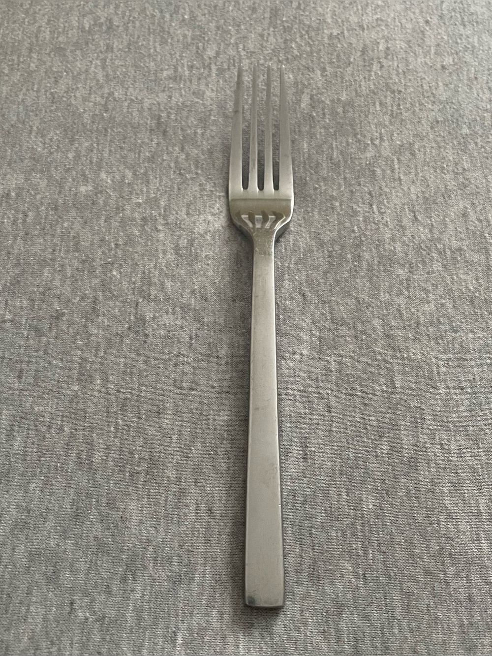 Oneida Chef’s Table Stainless Steel Dinner Fork in Silver - Classic Flatware